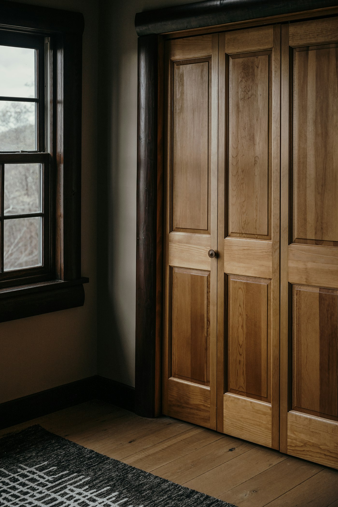 Einbauschrank aus Massivholz