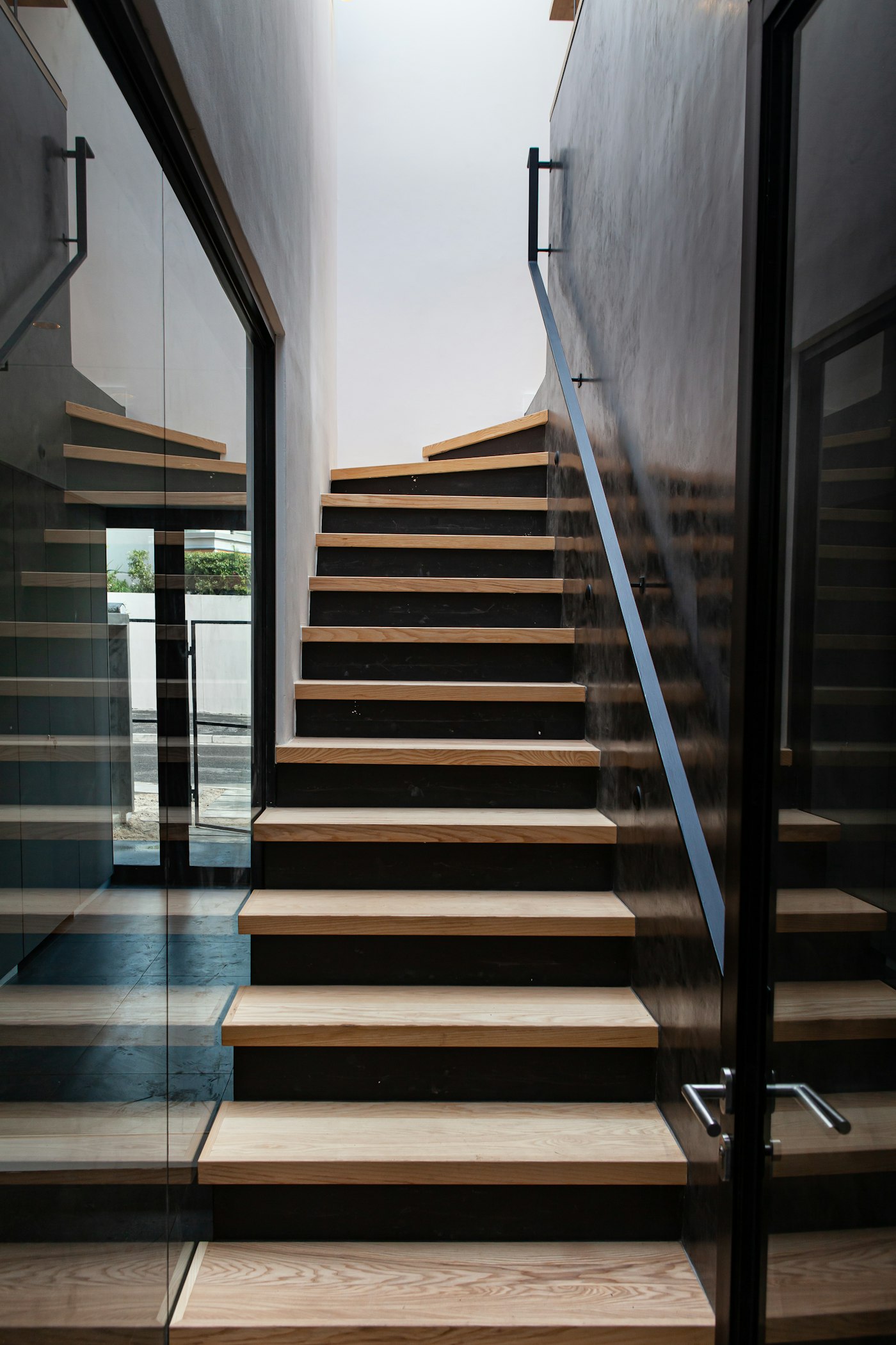 Holztreppe mit Eichenstufen